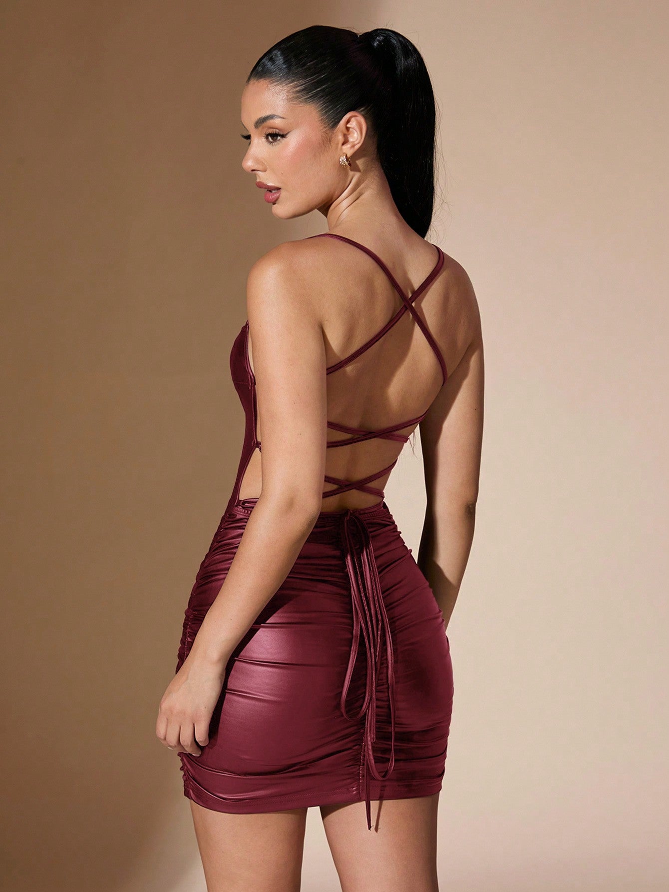 Vestido De Couro Com Decote e Alça Cruzada Nas Costas